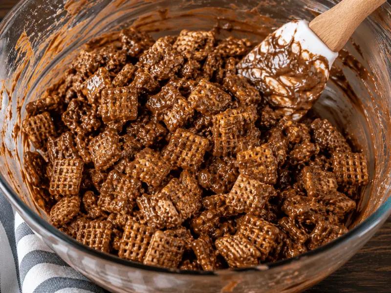 Muddy Buddies Rezept mit Schokolade und Puderzucker