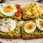 4 Köstliche Avocado-Ei Toasts mit cremiger Avocado und weich gekochtem Ei auf Vollkornbrot