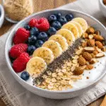 Gesundes Frühstück in 10 Minuten mit Joghurt, Beeren und Haferflocken