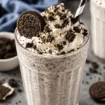 Oreo Milkshake Rezept mit cremigem Vanilleeis, Oreo-Keksen und Schlagsahne