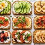 9 Gesunde Frühstücks Toasts mit Avocado, Ei, Lachs, Beeren und frischem Gemüse auf Vollkornbrot