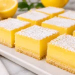 Zitronen-Schnitten Rezept mit cremiger Zitronenfüllung und knusprigem Mürbeteigboden.